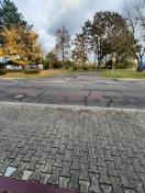 Foto: großflächige Straßenschäden und starke Wibrationenen durch LKW-Verkehr (Gebäudeschäden) 